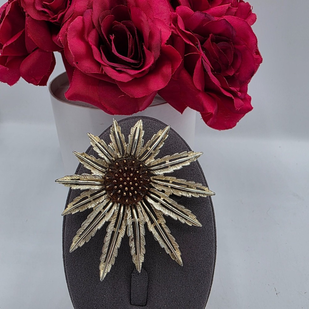 Vintage Sarah Coventry Sunburst Flower Brooch Gold Tone Fairycore Cottagecore